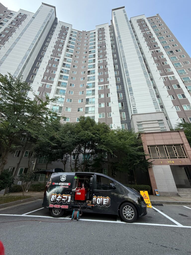 군산 아파트 변기 물 빠짐 현장에 도착한 하수구파이터 작업 차량